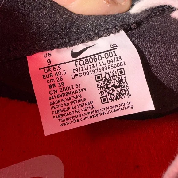 Nike women’s navy and White Sneakers size 9 - Picture 3 of 5